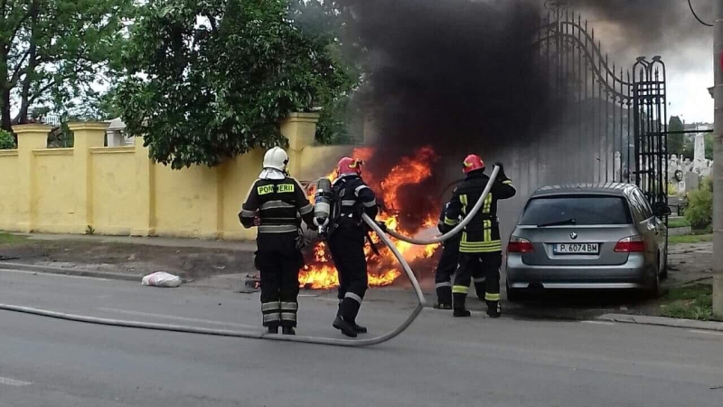Un bărbat din Roman şi-a incendiat maşina în curtea casei