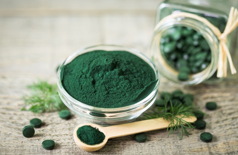 Consumul de spirulină în combinație cu exercițiile fizice ajută bărbații să slăbească (studiu)