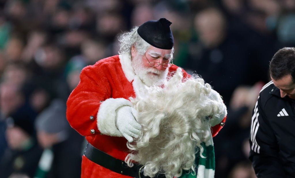 Scene fără precedent: Moș Crăciun, huiduit în timpul meciului!