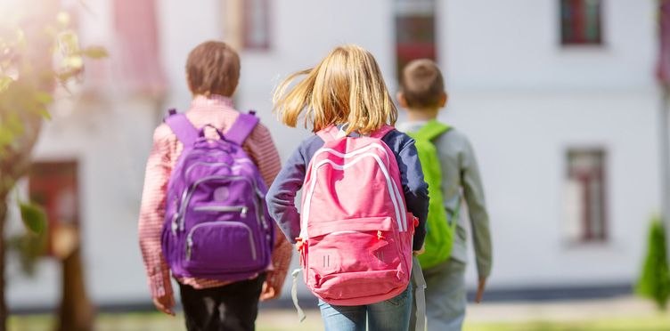 Ghiozdanele grele purtate de elevi le afectează și picioarele, nu doar spatele. Ce recomandă kinetoterapeuții