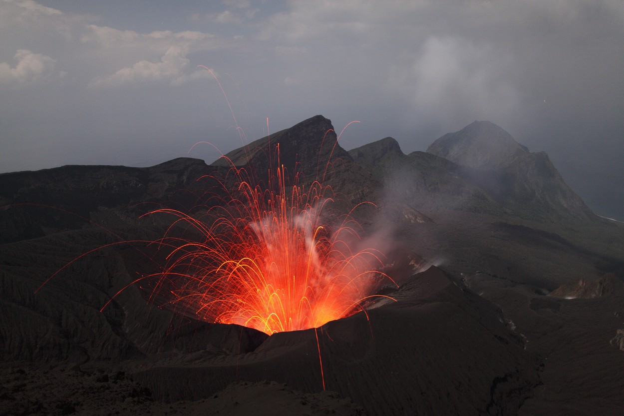 ALERTĂ în Japonia, după ce vulcanul Suwanose a erupt