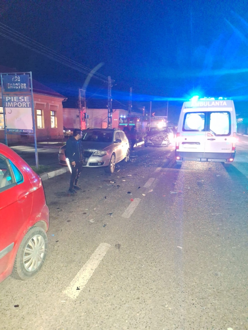 O ambulanță a lovit mortal un pieton care traversa strada pe DN17