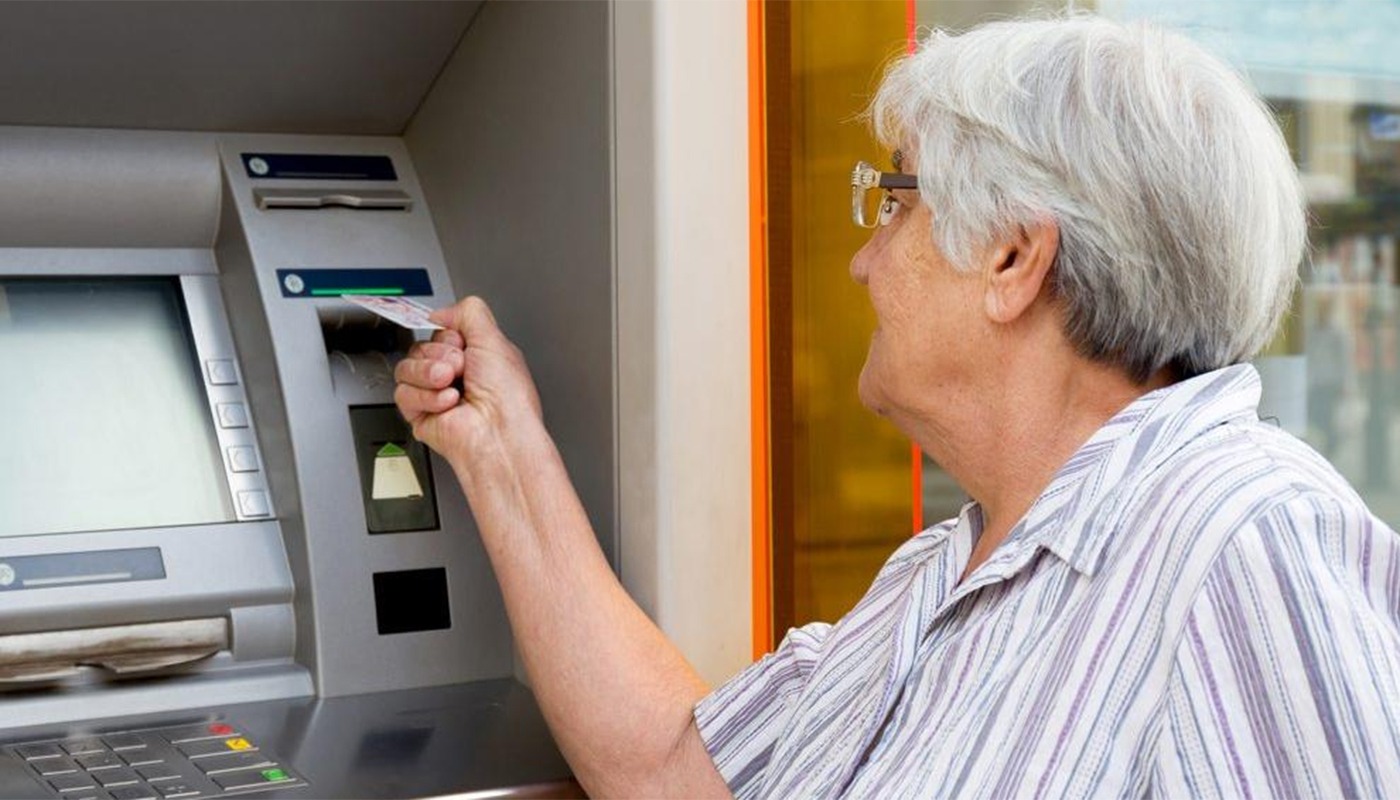 Când urmează să intre pe card prima pensie majorată din acest an