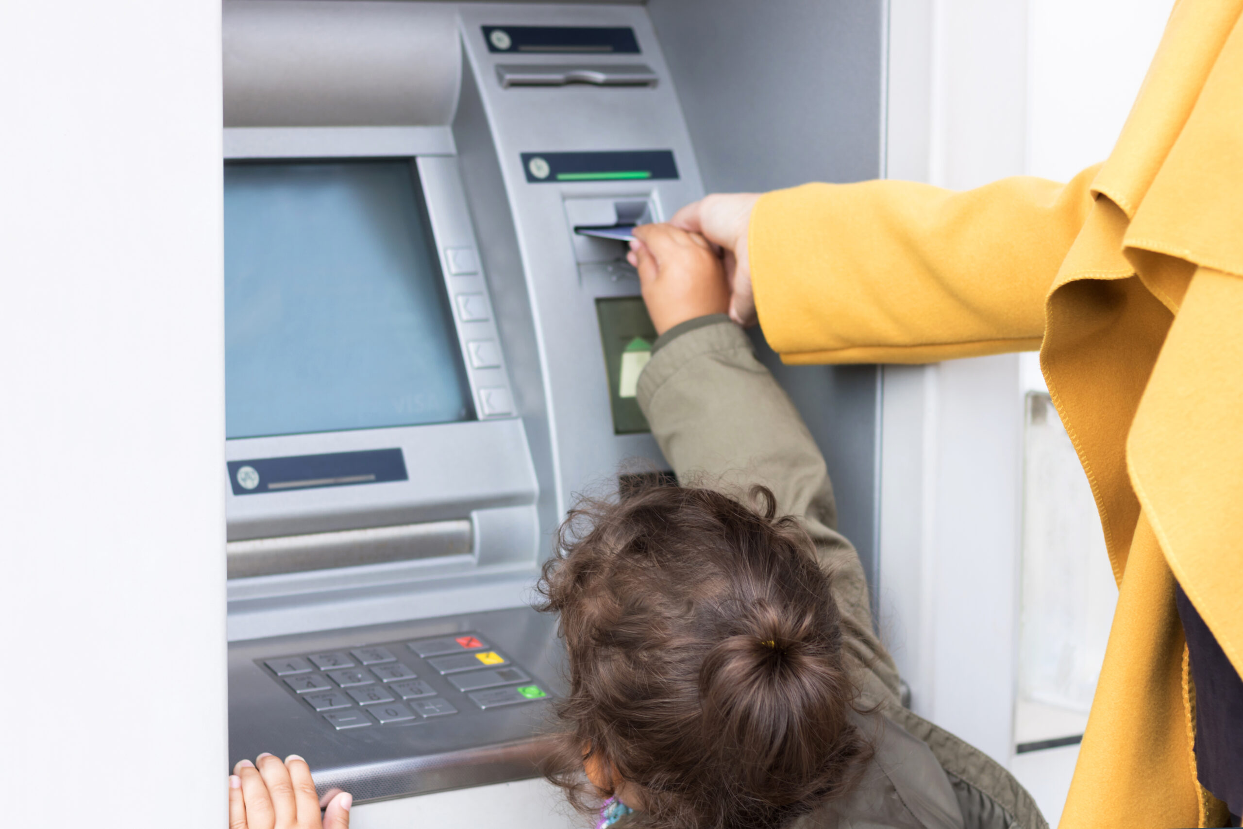De ce la ce vârstă poate avea un copil cont și card bancar la BCR, BRD, Banca Transilvania, ING sau Revolut