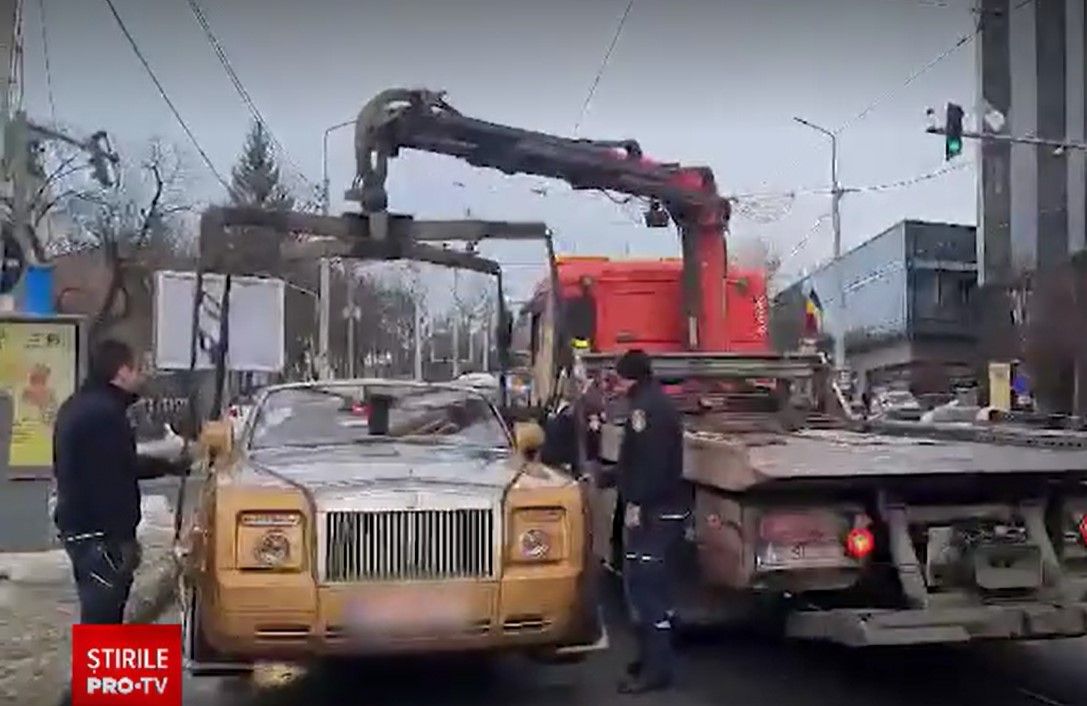 Un Rolls-Royce auriu decapotabil a fost ridicat de polițiști de pe o stradă din Iași. Incredibil cui aparține bolidul