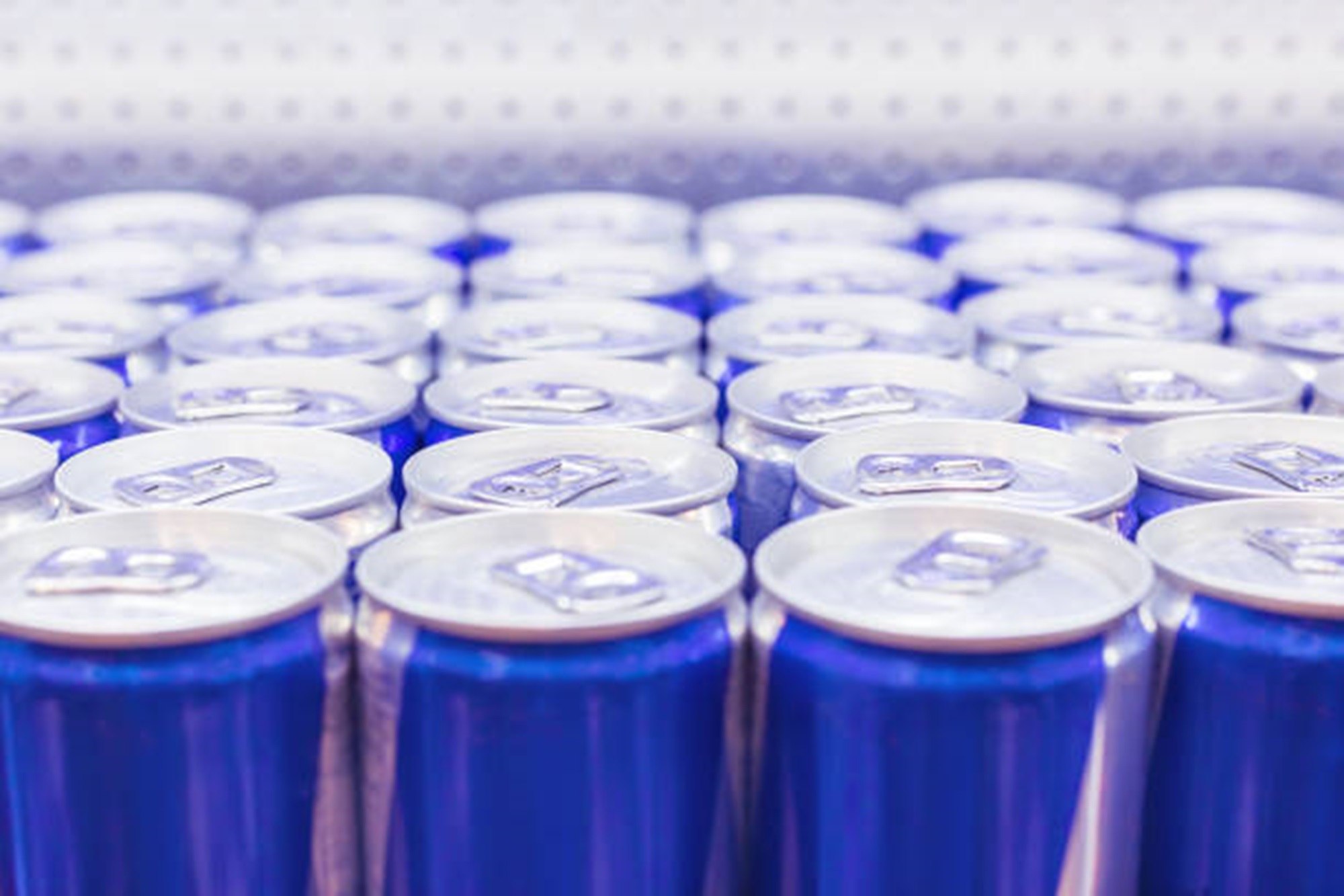 Cât de periculoase pot fi băuturile energizante, care au fost interzise minorilor. Medicii trag un semnal de alarmă