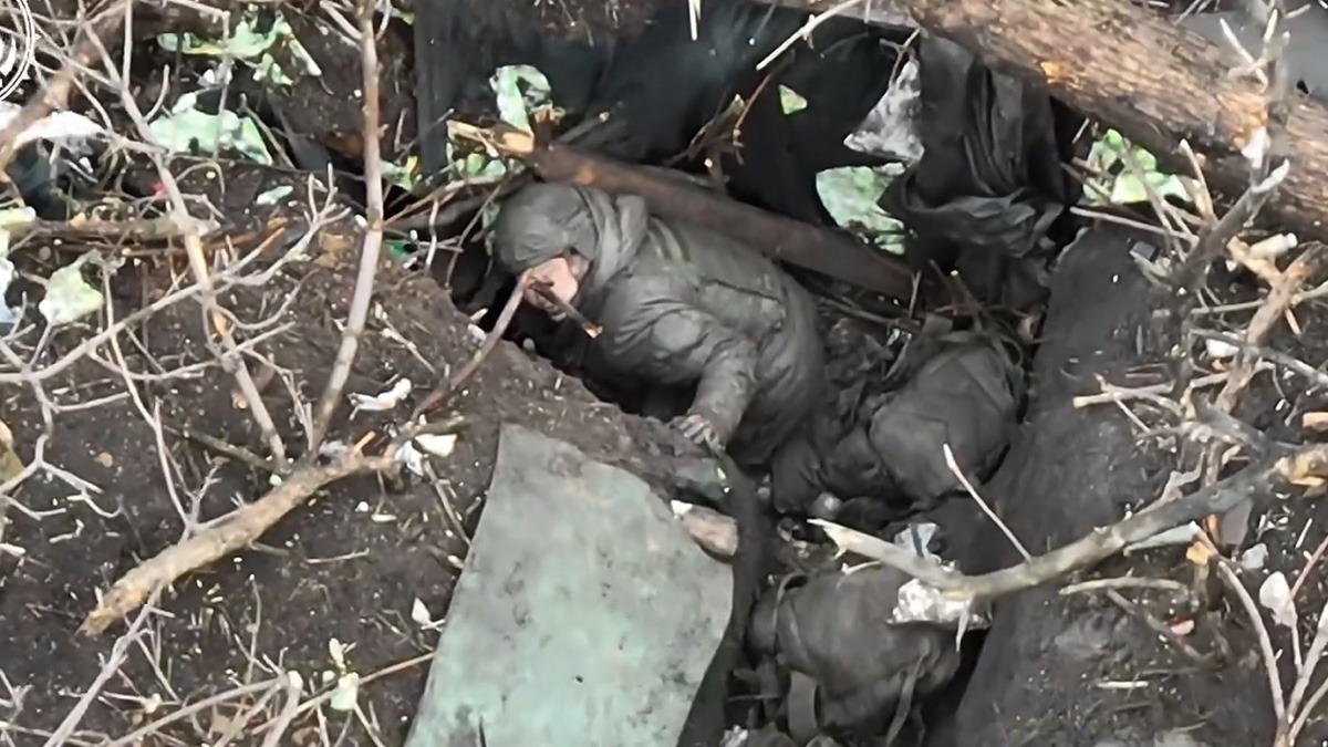 Imagini inedite din Ucraina. Un militar rus „imploră” o dronă să nu îl ucidă