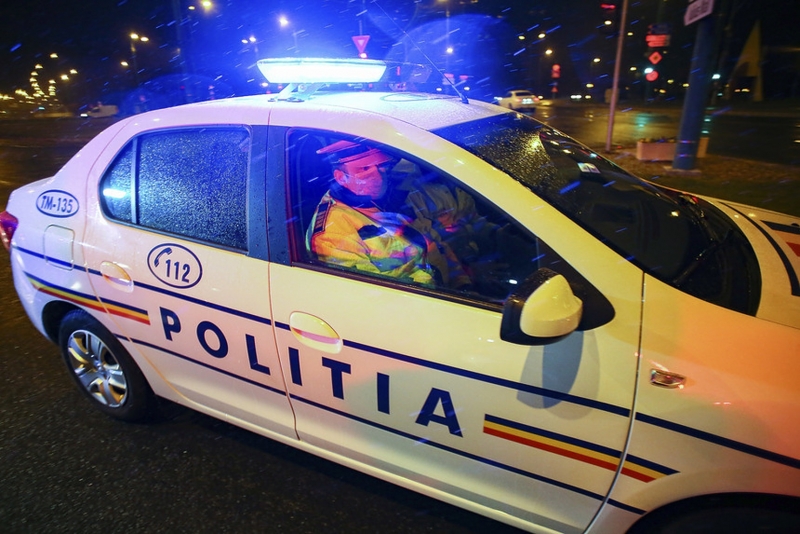 un bărbat reţinut de poliţişti după ce a călcat intenţionat cu maşina un câine