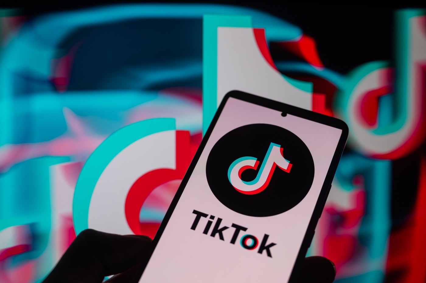 Comisia Europeană VERIFICĂ dacă platforma TikTok respectă normele privind protejarea minorilor