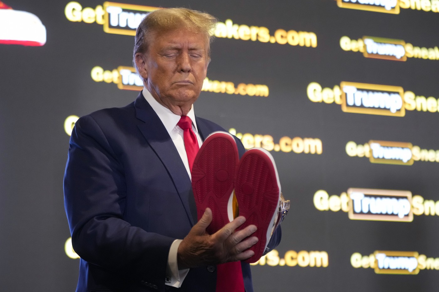 Donald Trump și-a lansat propria linie de pantofi sport. Cum arată și cât costă o pereche