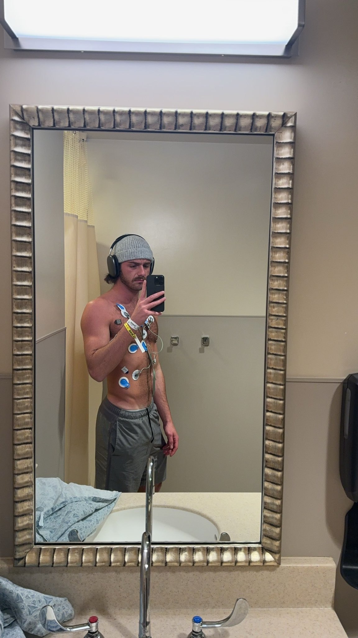 Un bărbat care obișnuia să vapeze zilnic a ajuns la spital cu o gaură în plămân: „Nu merită”