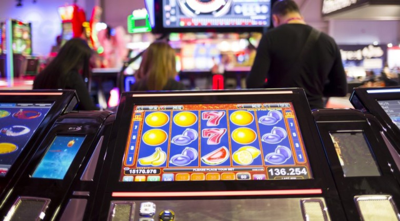 Câți dependenți de jocuri de noroc are România. Păcănelele au luat mințile românilor