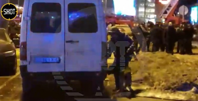 VIDEO – Ultimă oră! Microbuz cu presupuse numere ucrainene, găsit în parcarea Crocus City Hall