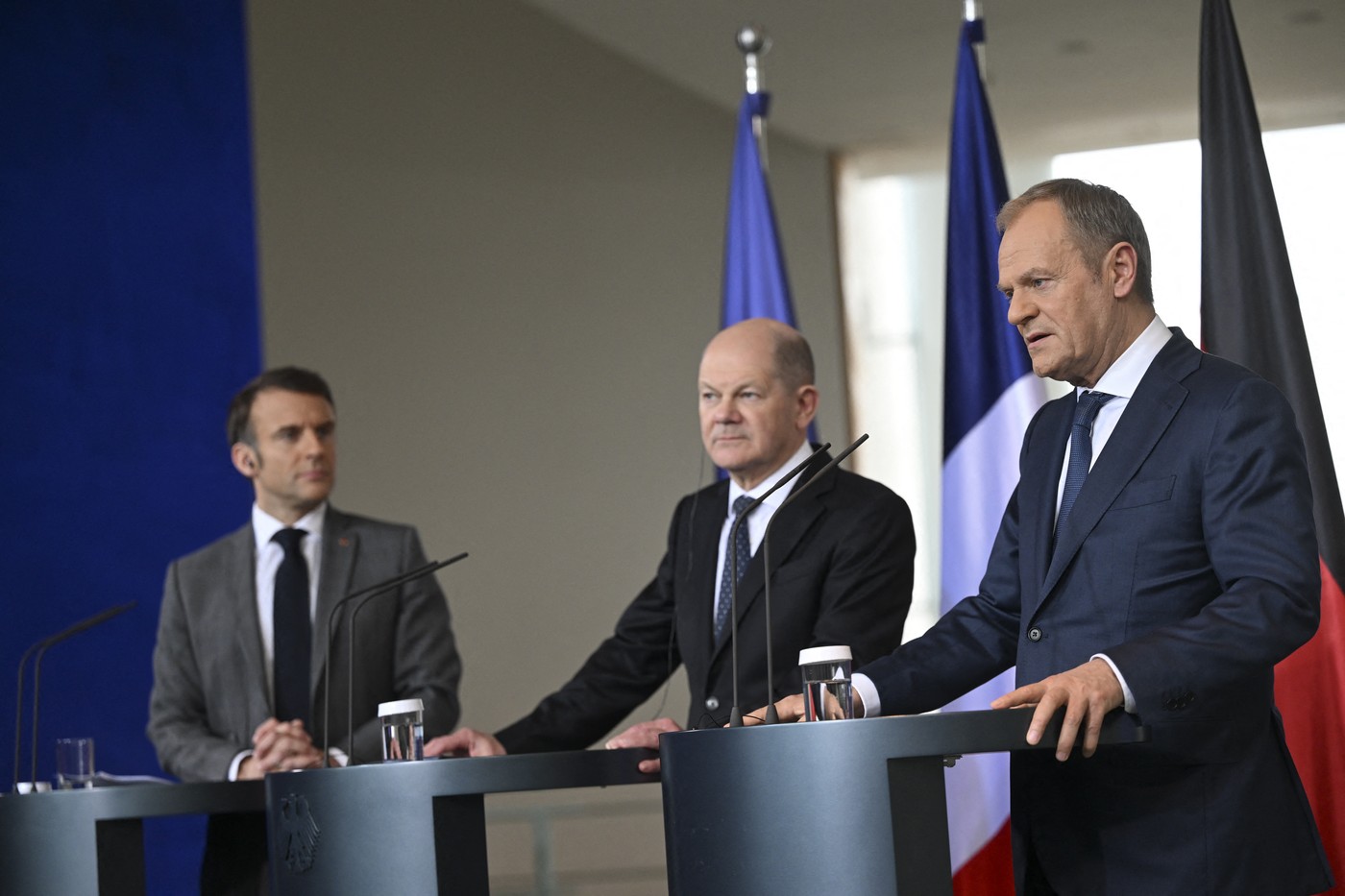 Scholz, Macron și Tusk reafirmă sprijinul pentru UCRAINA /Cancelarul german anunță achiziții de armament de pe piața globală