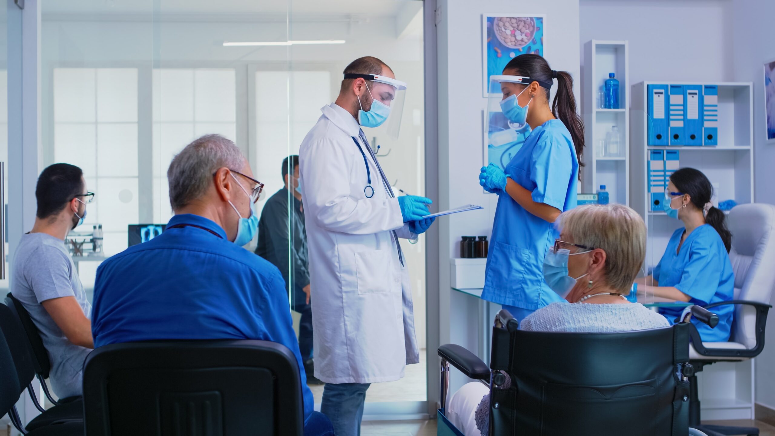 Cât ne costă pe noi toți aroganțele celor care călătoresc nevaccinați în țări exotice