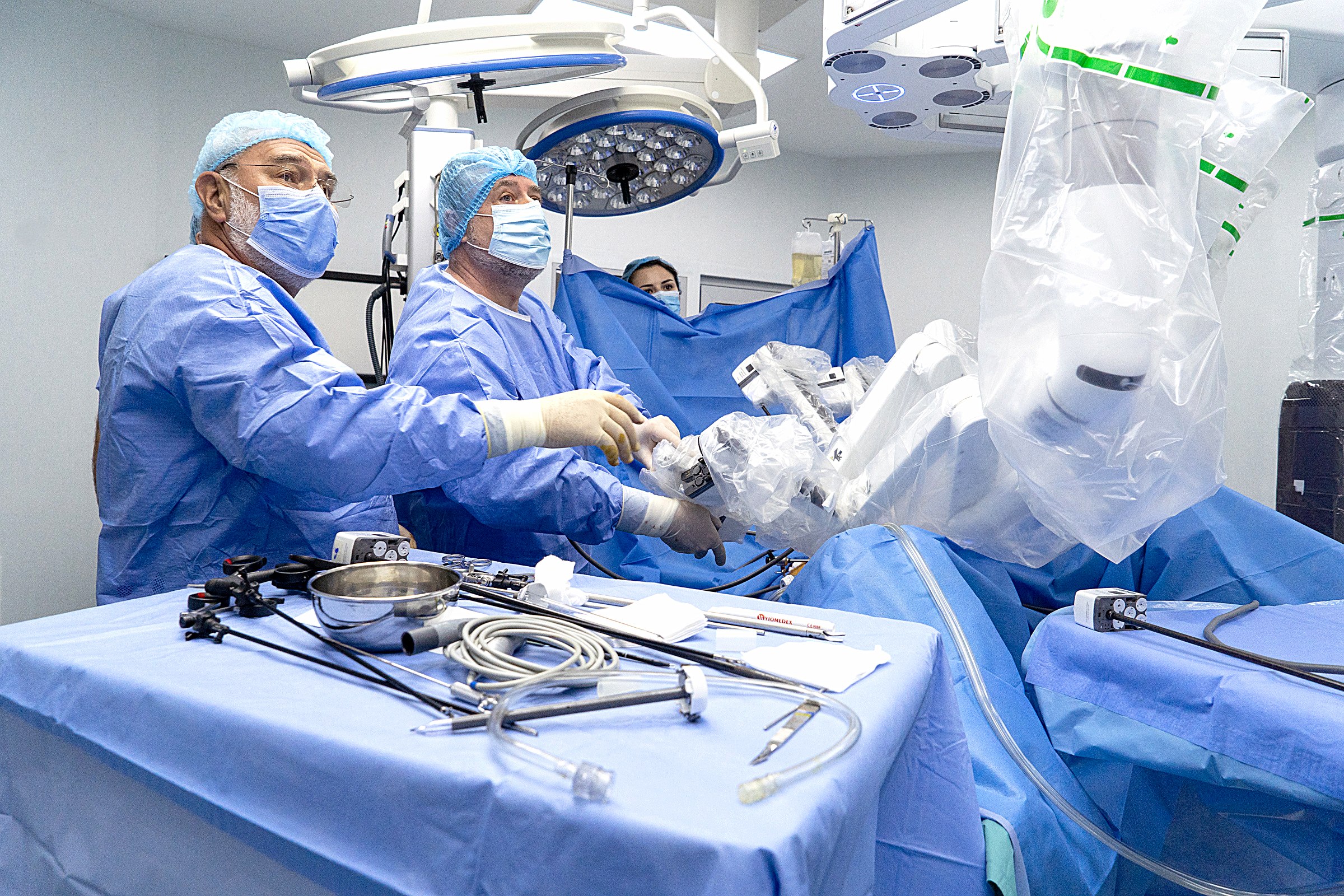 INTERVIU Dr. Bogdan Marțian, șeful Secției de Chirurgie Generală, Spitalul Clinic SANADOR: „Instrumentele robotice sunt cea mai bună cale de a ajunge în acele zone greu accesibile“