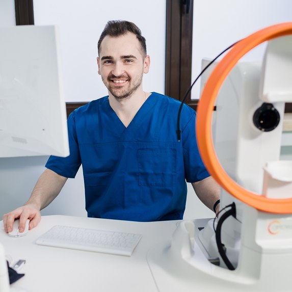 Dr. Ștefan Oprea, oftalmolog: „Trăim într-un mediu extrem de poluat și nu putem evita alergiile“ INTERVIU