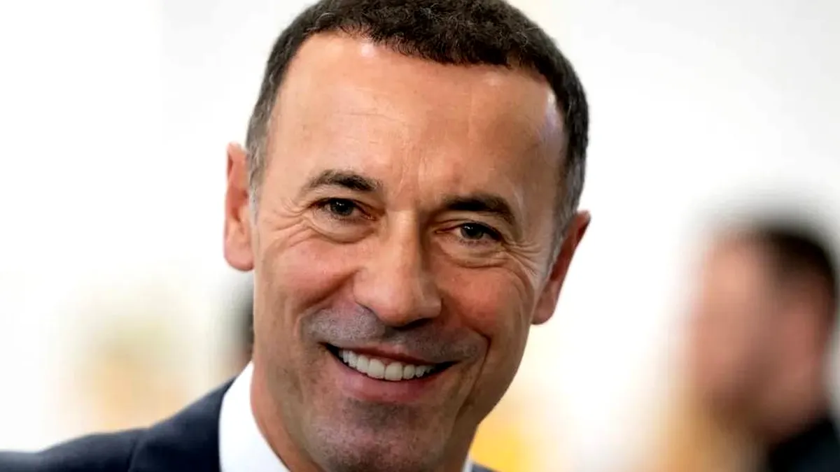 „A recurs la minciună şi manipulare”