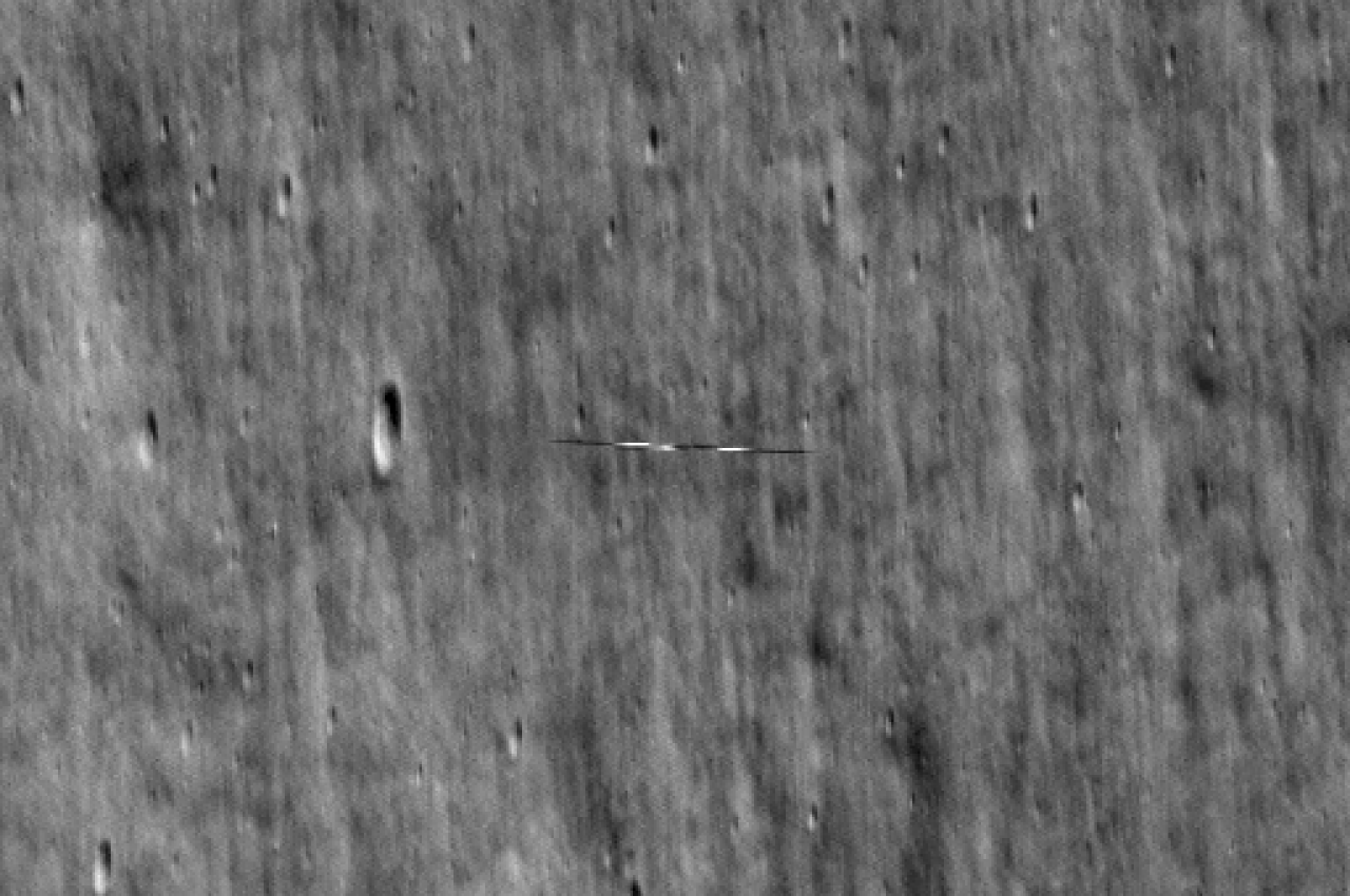 NASA a identificat un „obiect ciudat” care se deplasa cu viteză deasupra suprafeței Lunii. Care este explicația