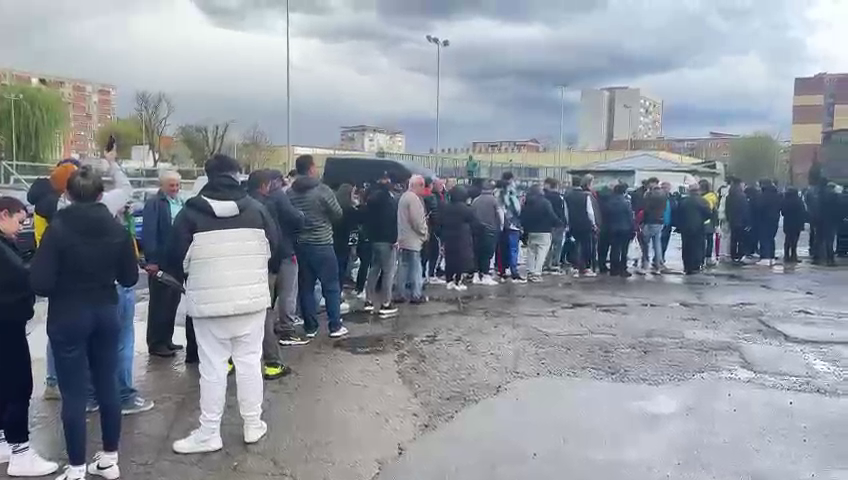 Coadă kilometrică la casa de bilete, cu o oră înainte de startul meciului Corvinul – CFR Cluj