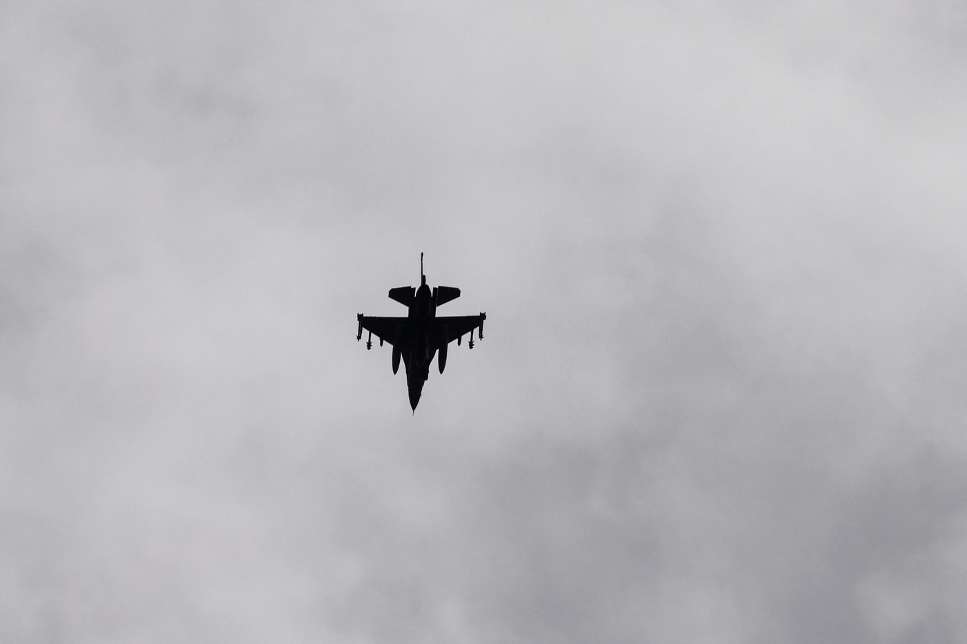 Avioane israeliene au bombardat poziții Hezbollah din LIBAN, ca ripostă la atacuri cu rachete