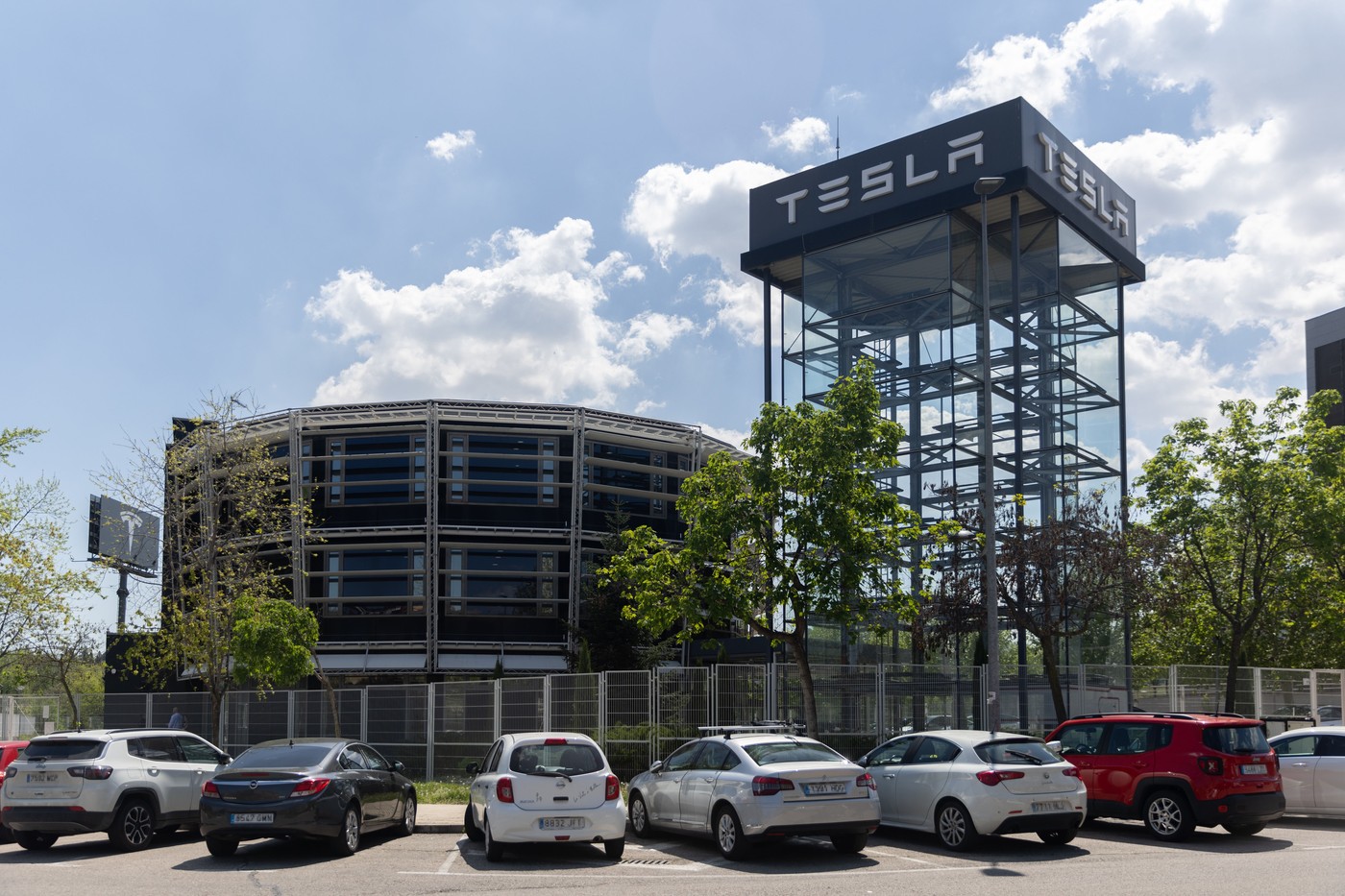 Mai mulți membri ai conducerii companiei Tesla au demisionat, iar numărul angajaților va fi redus cu 10%