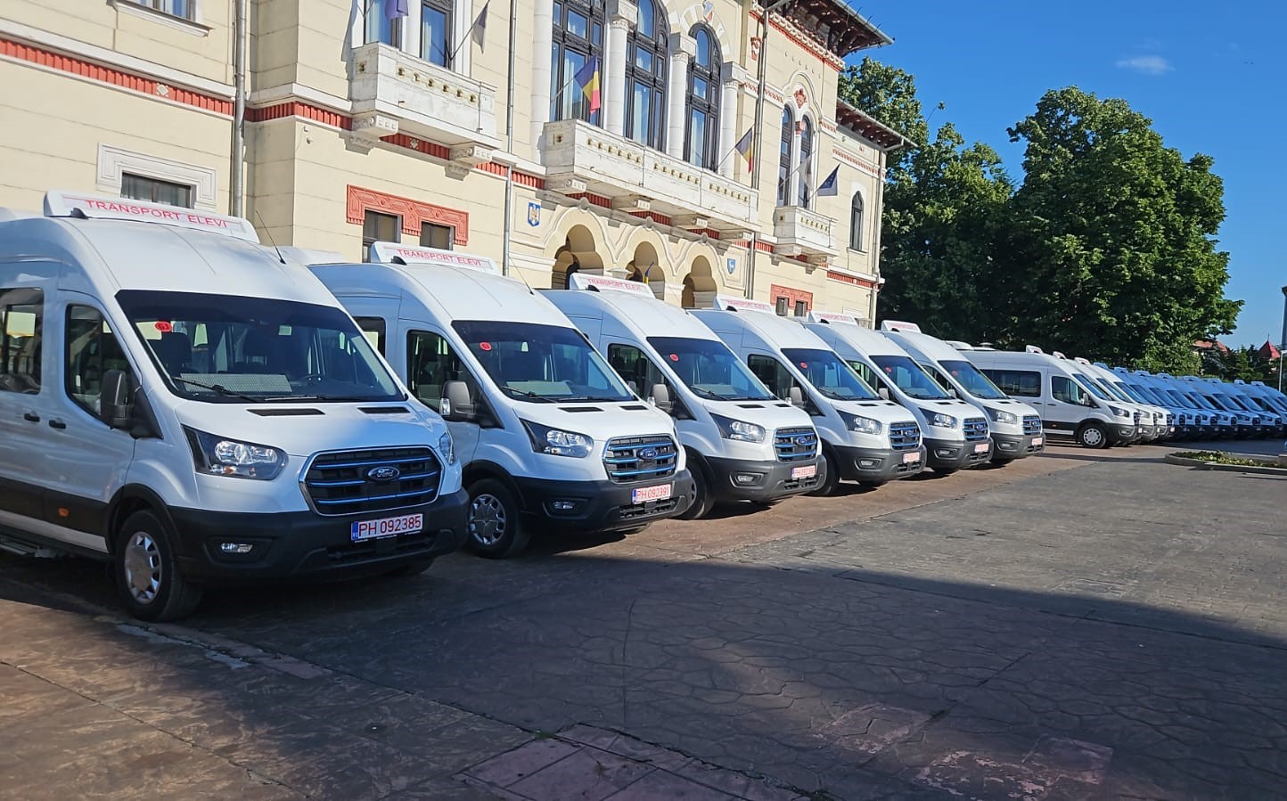 Au fost livrate primele 22 de microbuze electrice, achiziționate în cadrul proiectului „Microbuze electrice pentru elevii Județului Gorj”