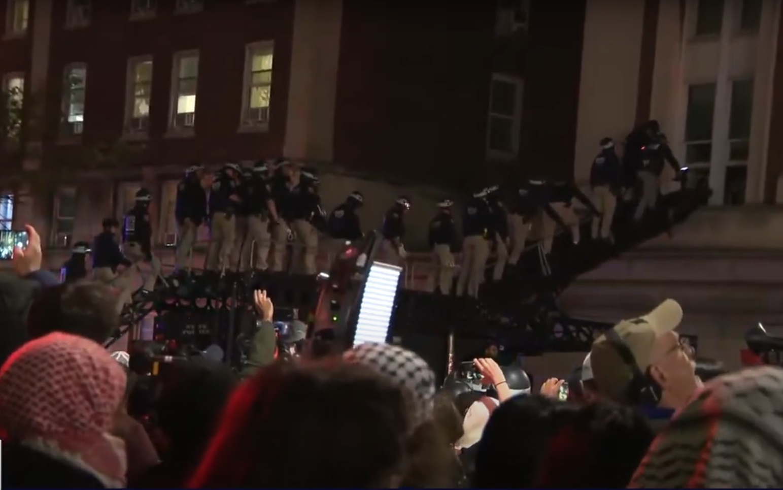 Intervenție în forță a polițiștilor din New York împotriva studenților protestatari pro-palestinieni de la Universitatea „Columbia”