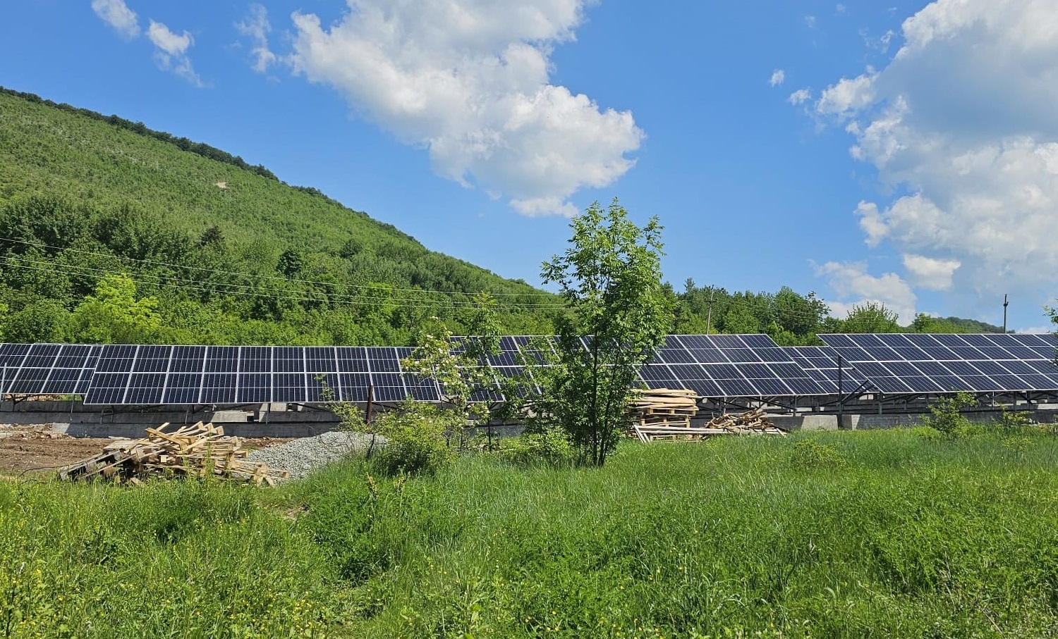 Au fost montate cele 1000 de panouri la parcul fotovoltaic de la Spitalul de Pneumoftiziologie „Tudor Vladimirescu” din Dobrița