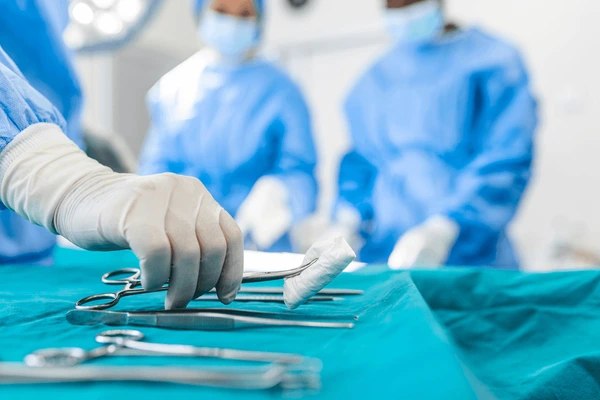 Burnout-ul, teama de malpraxis și gândul la migrație au pus stăpânire pe medici: „Tot timpul trebuie să justifici absolut orice faci”