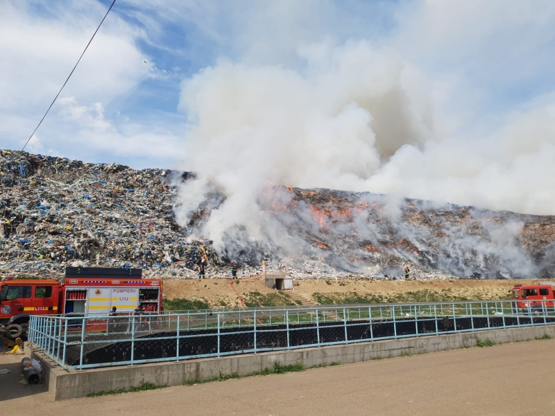 Ultimă oră: Incendiu uriaș la groapa de gunoi din Galați/ Fum uriaș, s-a emis mesaj RO
