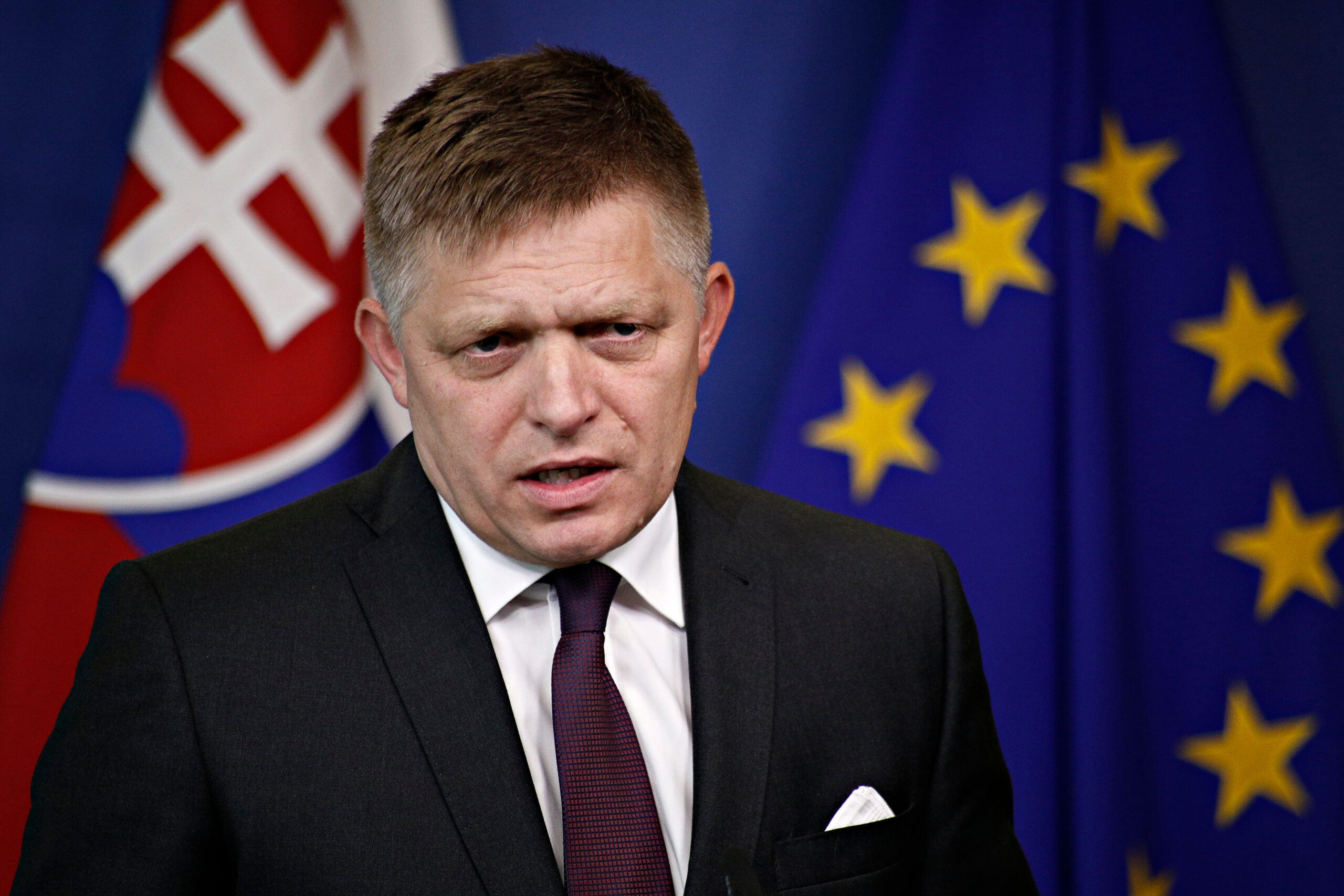 Specialiștii în securitate îi critică pe oamenii care îl păzeau pe Robert Fico. „Ofițerii s-au speriat și au fugit”