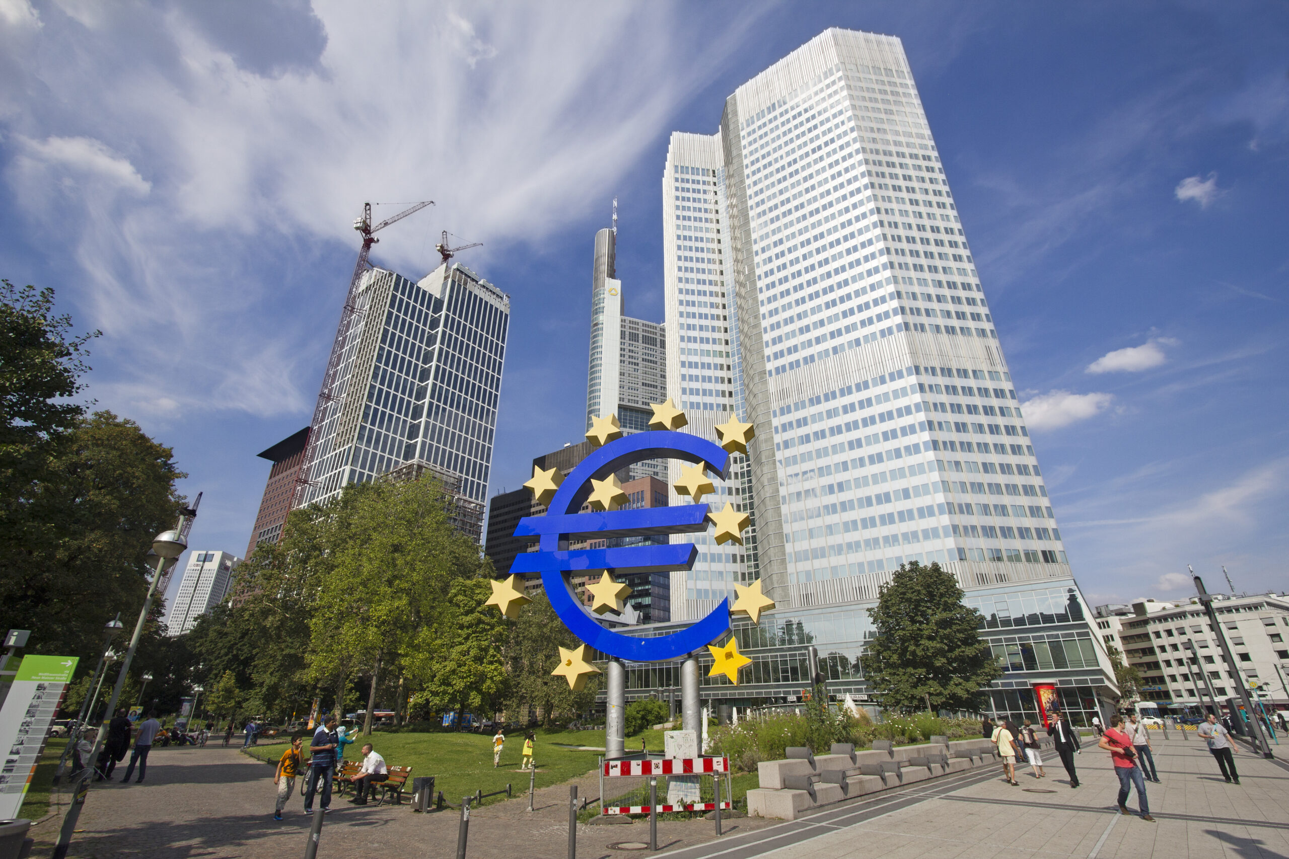 BCE va menține o abordare ”prudentă” /Tensiunile geopolitice și problemele piețelor imobiliare generează RISCURI în zona euro