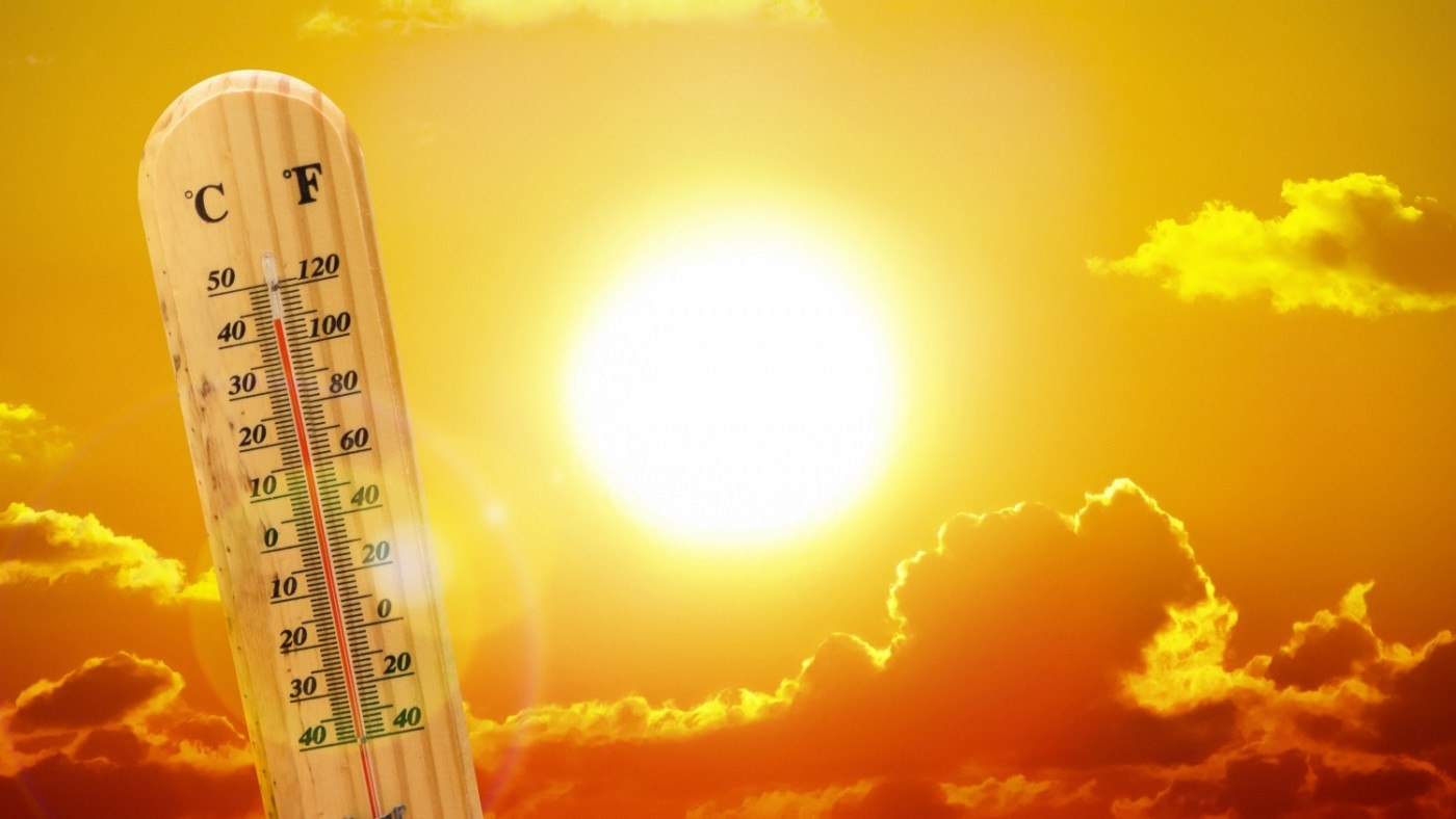 Cum să ne protejăm cel mai bine de caniculă. Sfaturile medicilor pentru supraîncălzirea locuinței. Când să nu folosim ventilatorul
