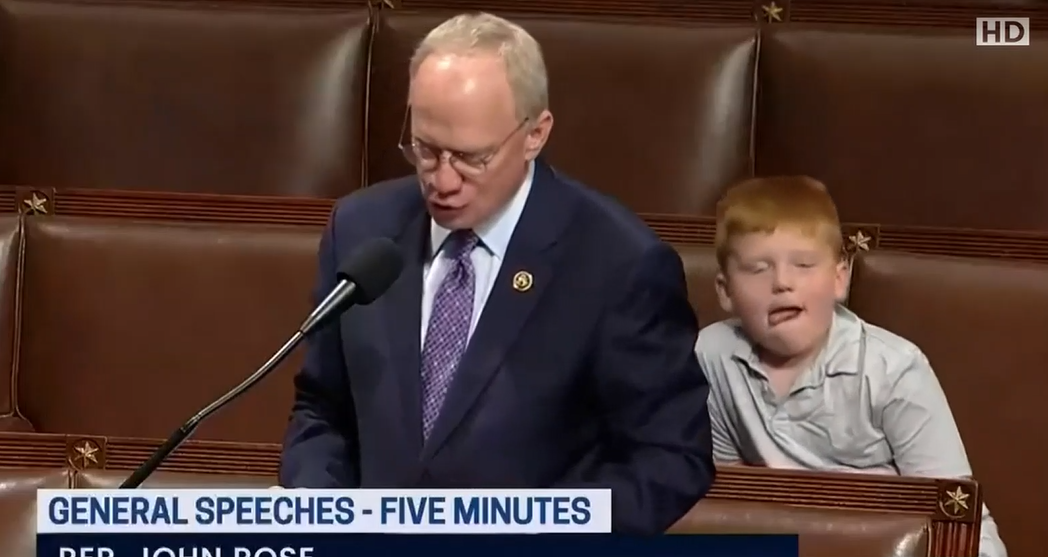 Un copil de 6 ani a ajuns VEDETĂ în SUA după ce a fost filmat făcând diverse grimase, în timp ce tatăl său ținea un discurs în Camera Reprezentanților