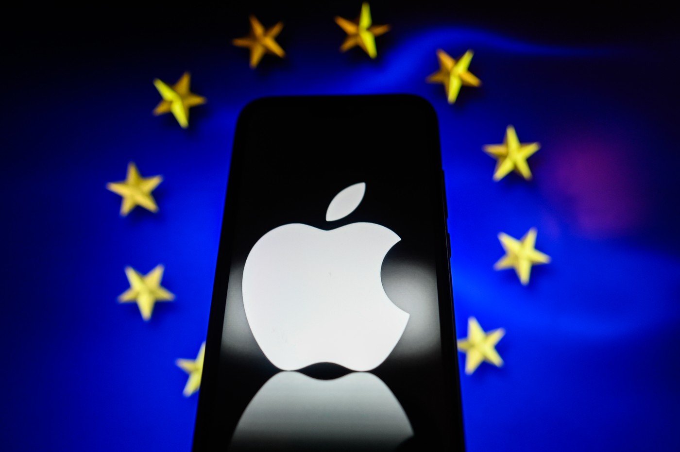 APPLE riscă să devină primul grup tehnologic digital sancționat de UE în virtutea noilor reglementări