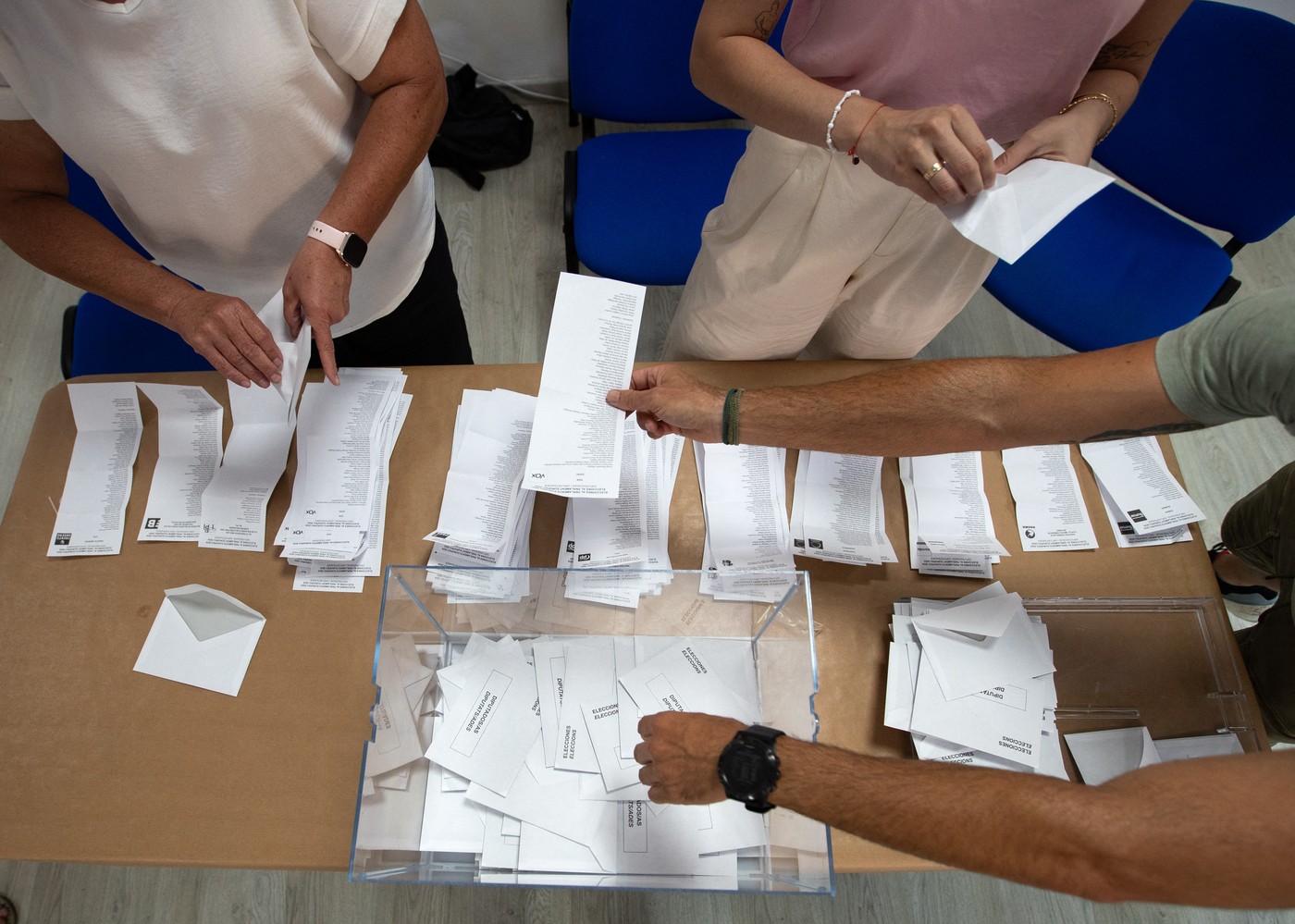 Proiecții EUROPARLAMENTARE | Forțele de dreapta înregistrează avans în multe țări UE, inclusiv în Franța și Germania