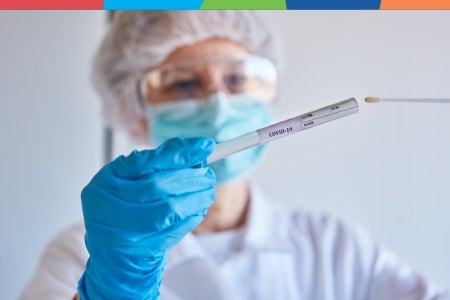 Cum explică medicii valul de vară al cazurilor de COVID-19. FLiRT, noua subvariantă, ocolește sistemul imunitar