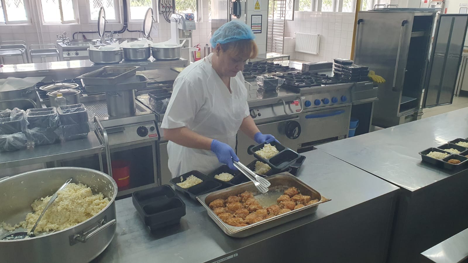 Reportaj în bucătăria Spitalului Fundeni, unde un pacient a primit biscuiți cu viermi. „Suntem o mână de oameni la peste 500 de guri”