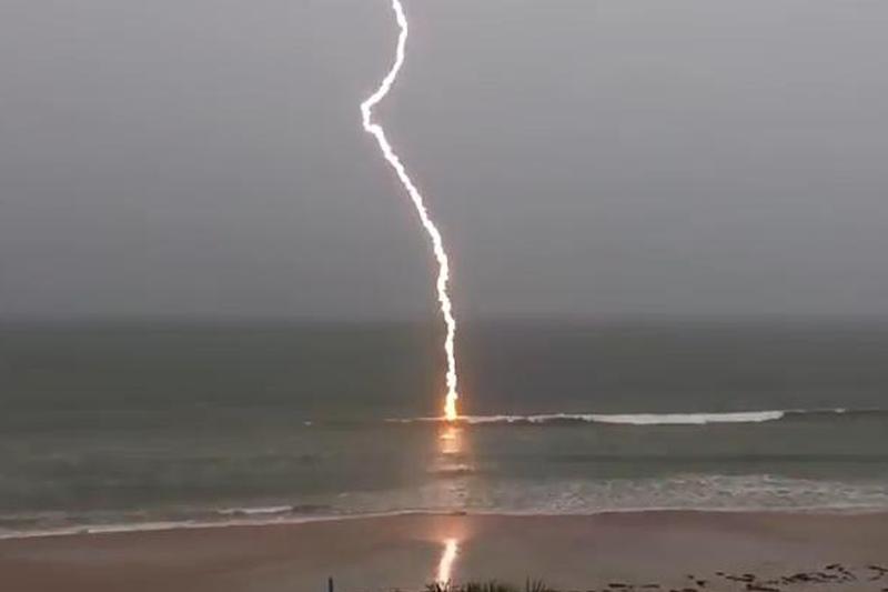 Un FULGER a lovit o plajă din Italia și a rănit mai mulți turiști. Una dintre victime este în stare gravă