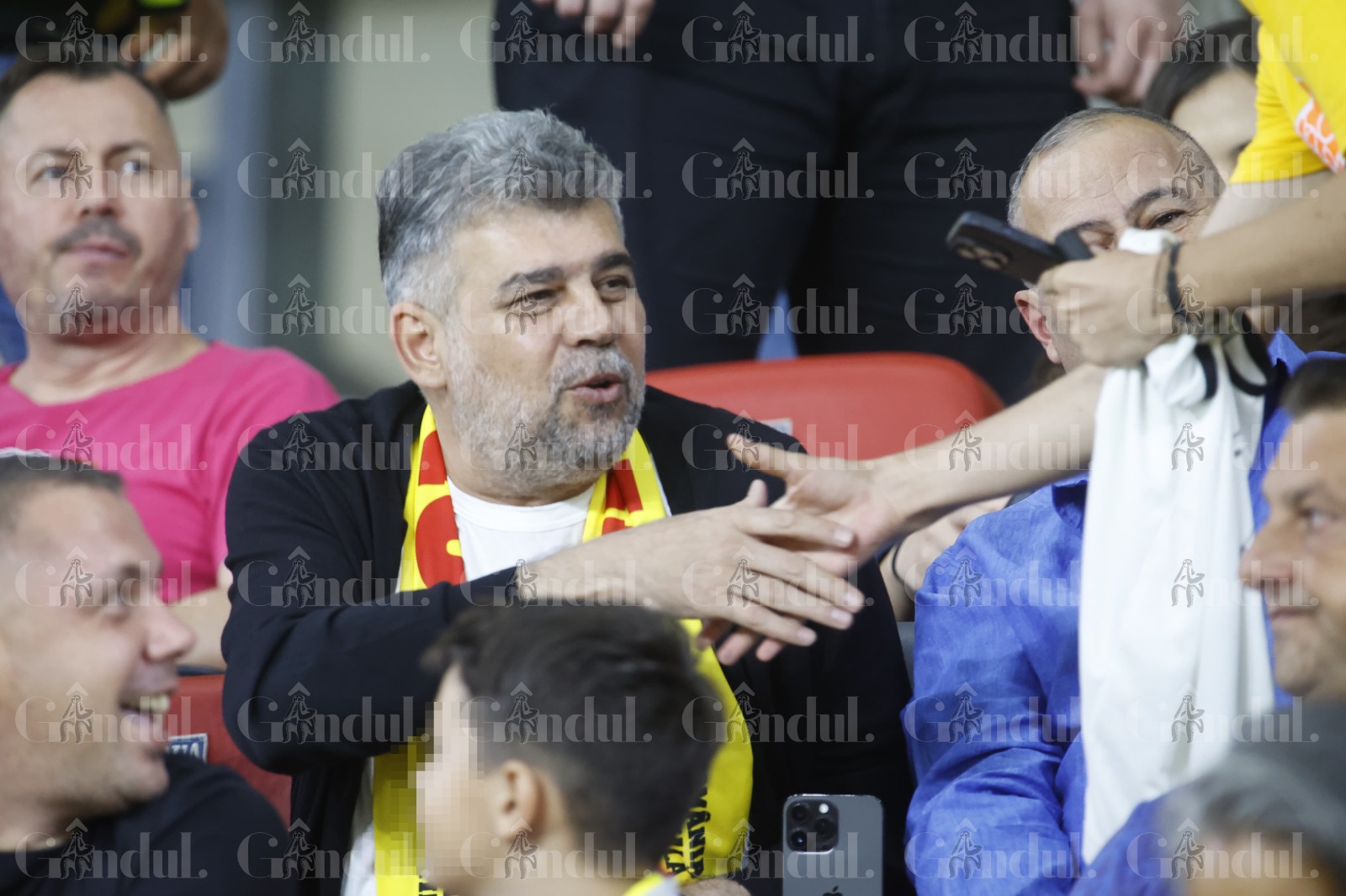 Marcel Ciolacu și Sorin Grindeanu, la meciul FCSB de pe Ghencea