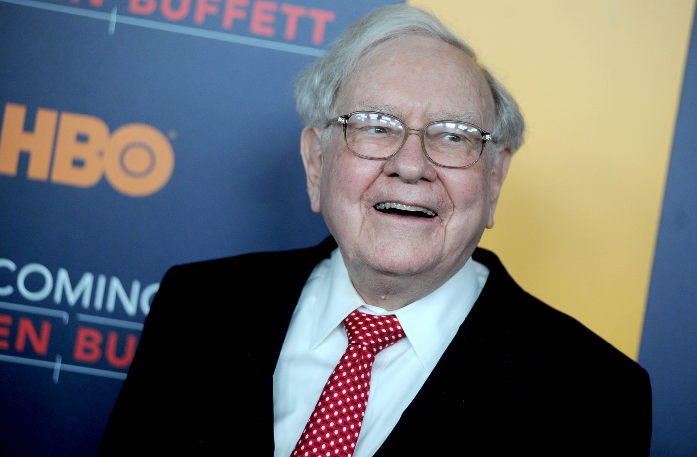 Warren Buffet anticipează o „FURTUNĂ ECONOMICĂ” și își vinde acțiunile companiei sale