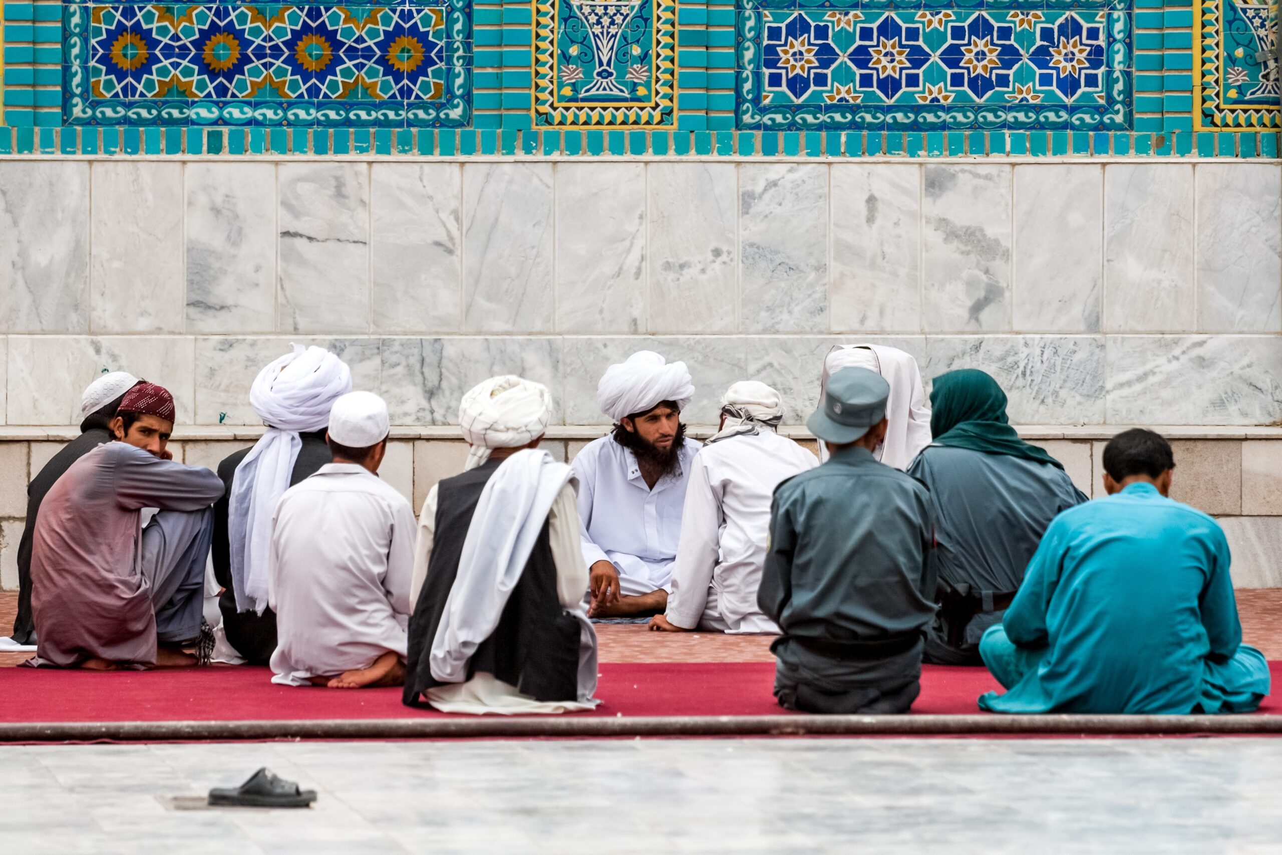 Talibanii au CONCEDIAT sute de membri ai Poliției din Afganistan. Motivul suprinzător al acestei decizii