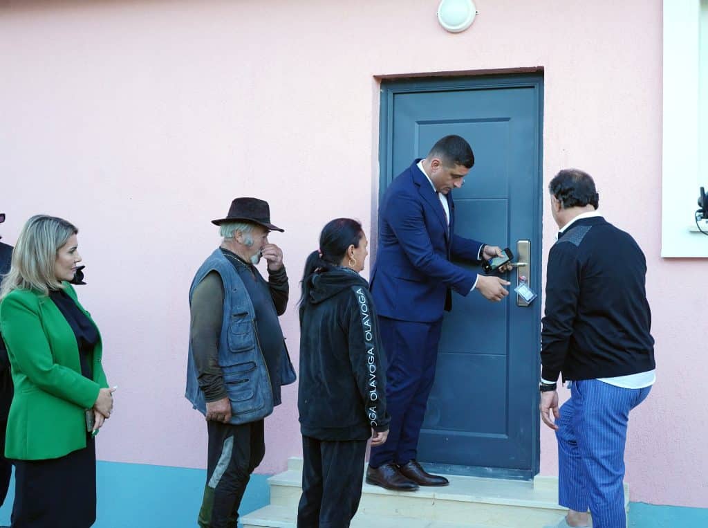 George SIMION a livrat casa construită în 12 zile / „Se poate să construim la 35.000 de euro!”