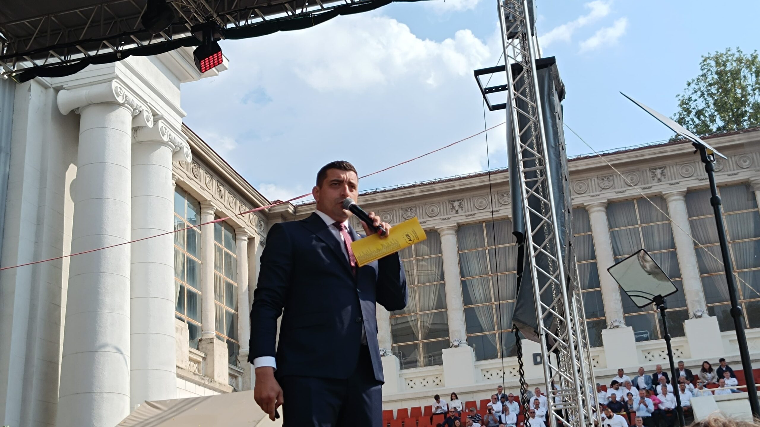 Klaus Iohannis are comportament de dictator. Nu merită să ajungă SENATOR