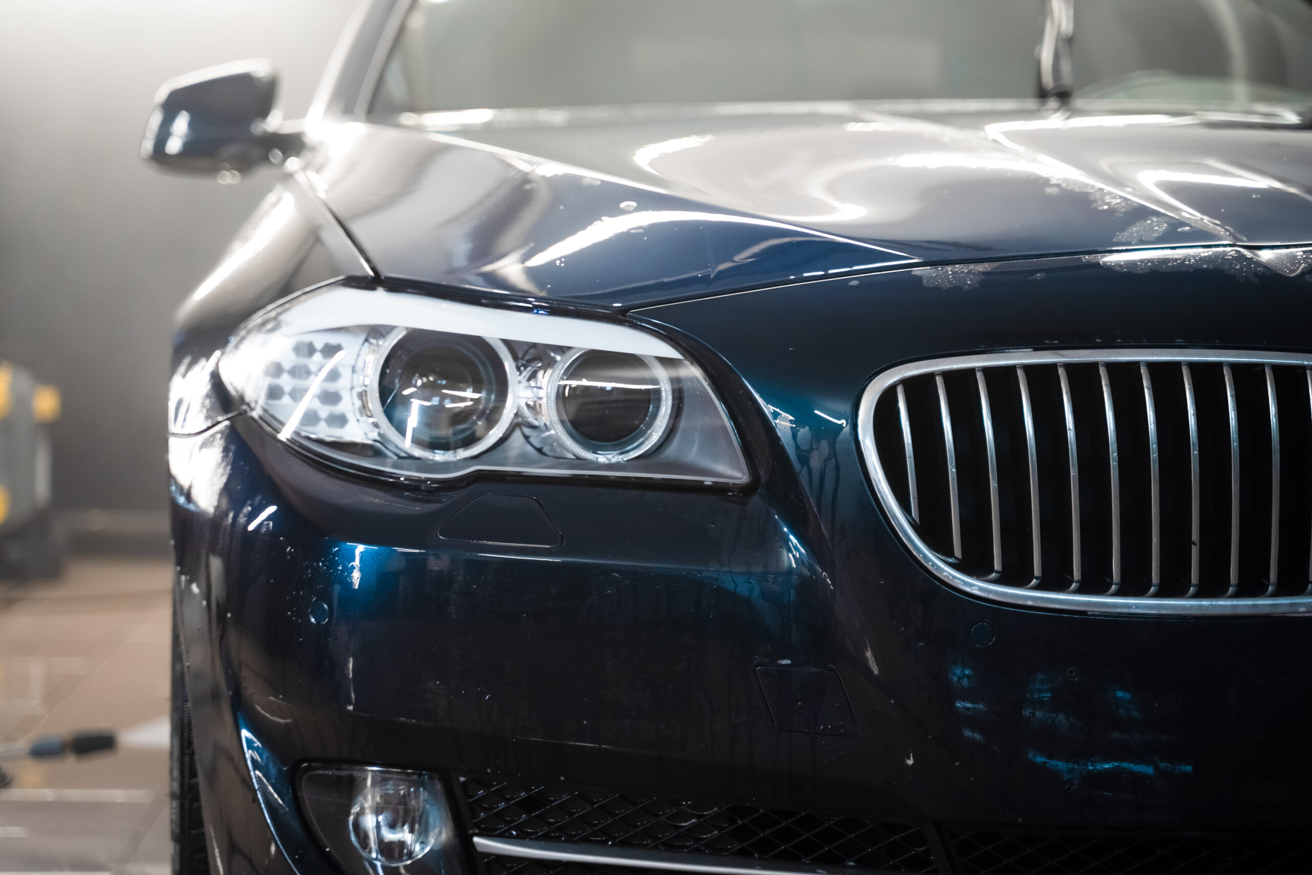 Acțiunile grupului auto german, în picaj! Ce se întâmplă cu estimările de profit ale BMW, după ce livrarea a 1,5 milioane de vehicule a fost oprită