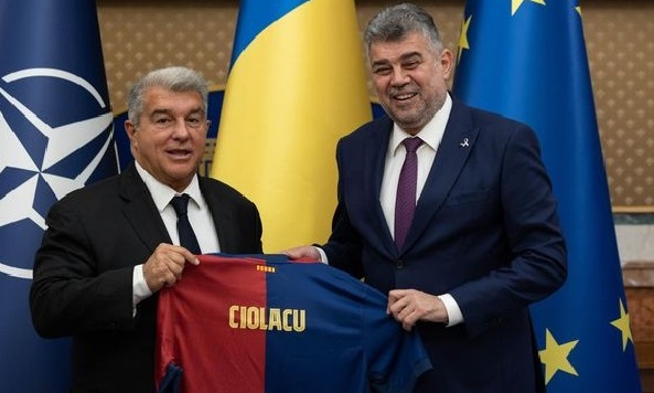 O ofertă de nerefuzat. Ciolacu, fan Real, a primit un tricou Barca de la președintele Laporta. Cum a fost posibil