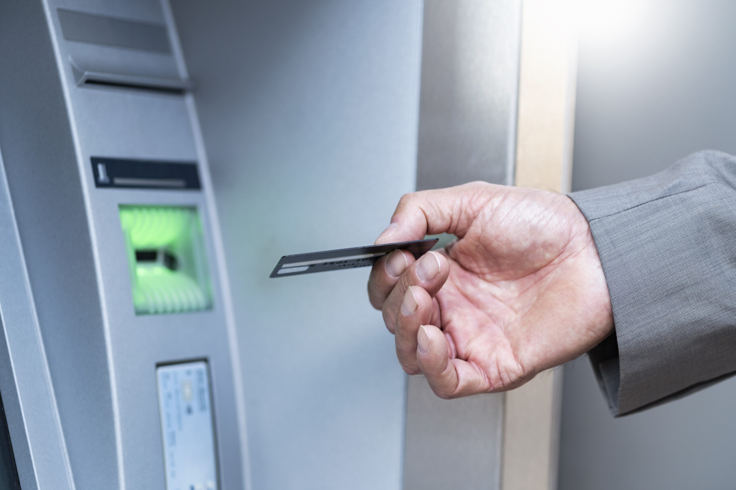 Noi reguli în privința retragerii de numerar de la bancomate. Anunț recent al unei mari bănci, toate ATM-urile vor fi afectate!