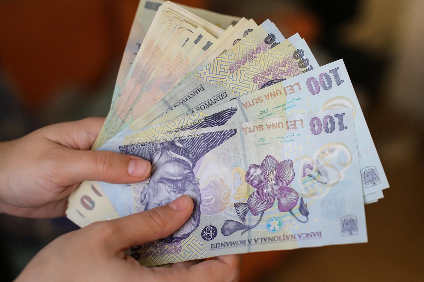 Salariul minim brut ar putea ajunge la 4100 LEI din 2025