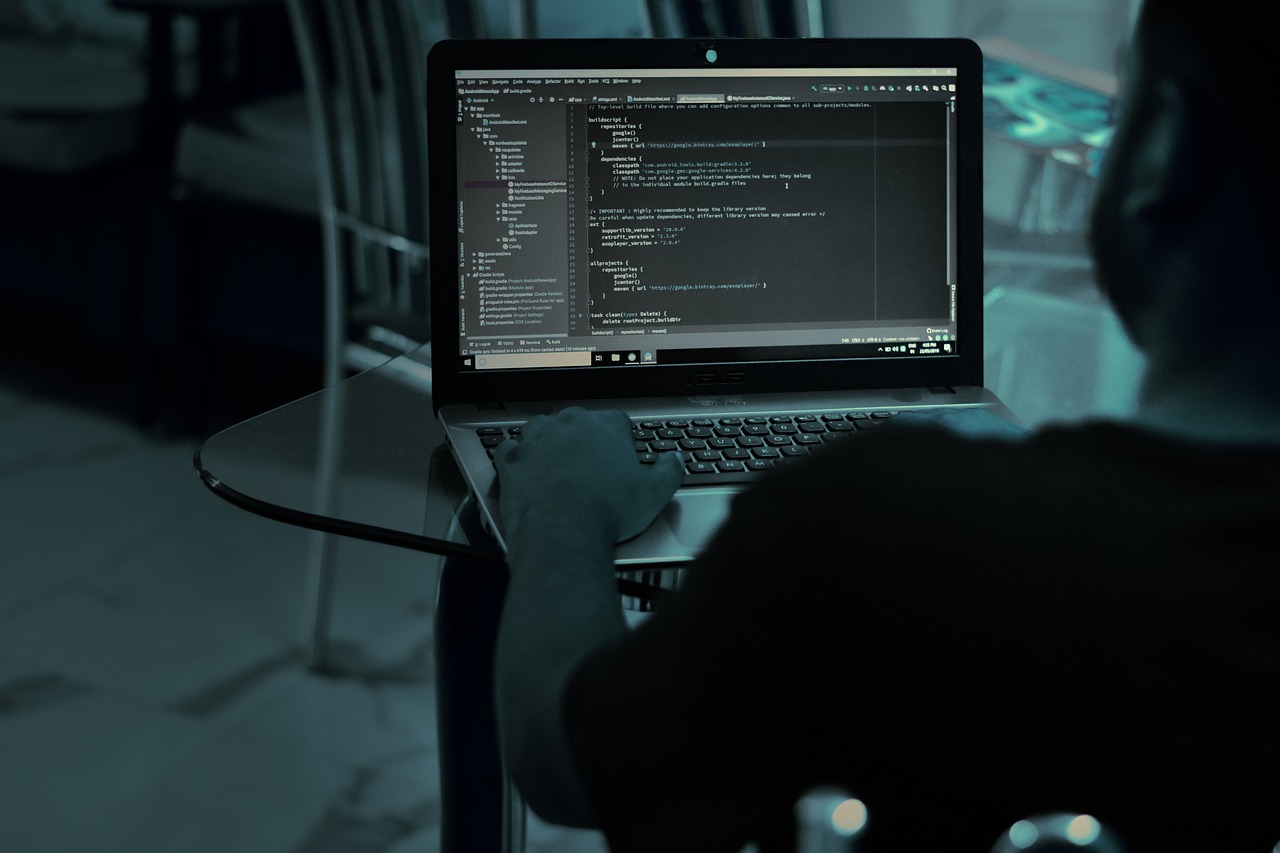 Datele personale ale unor PARLAMENTARI europeni şi britanici au ajuns pe dark web